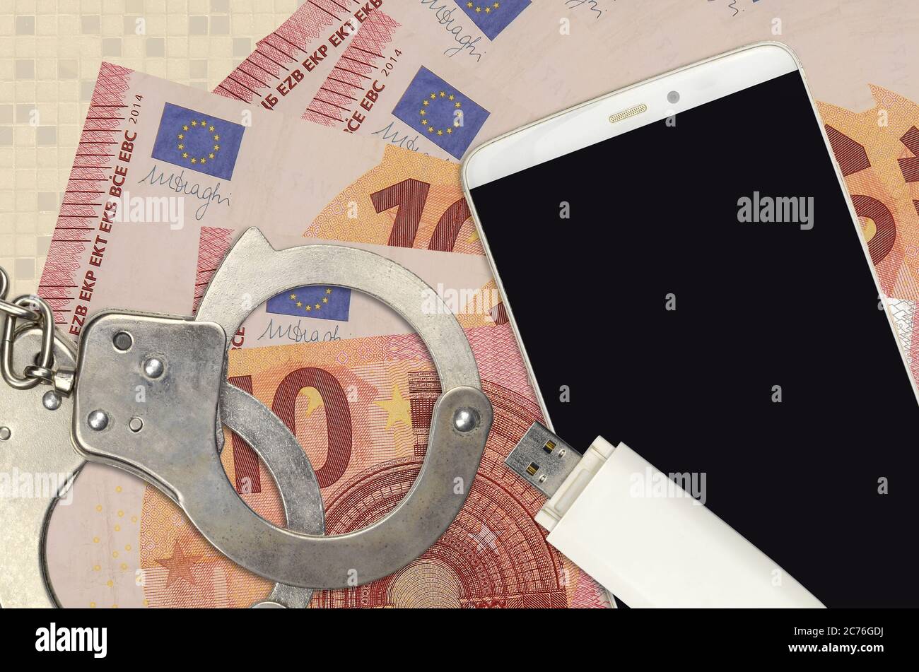 10 euro di bollette e smartphone con polsini. Concetto di attacchi di phishing da parte di hacker, truffa illegale o distribuzione online di software spyware Foto Stock