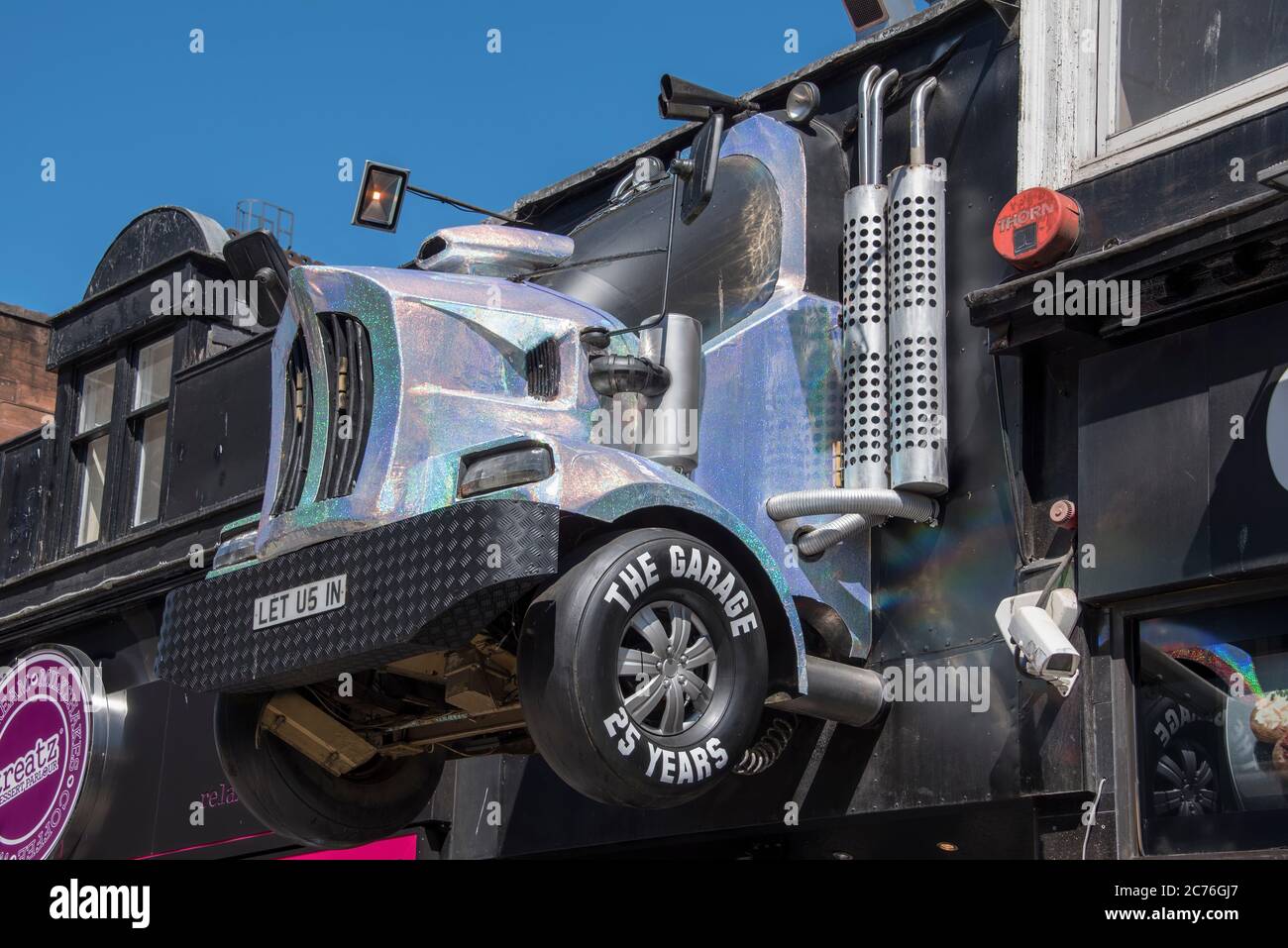 Camion iconico sopra la porta d'ingresso al nightclub Garage in Sauchiehall Street Glasgow. Foto Stock