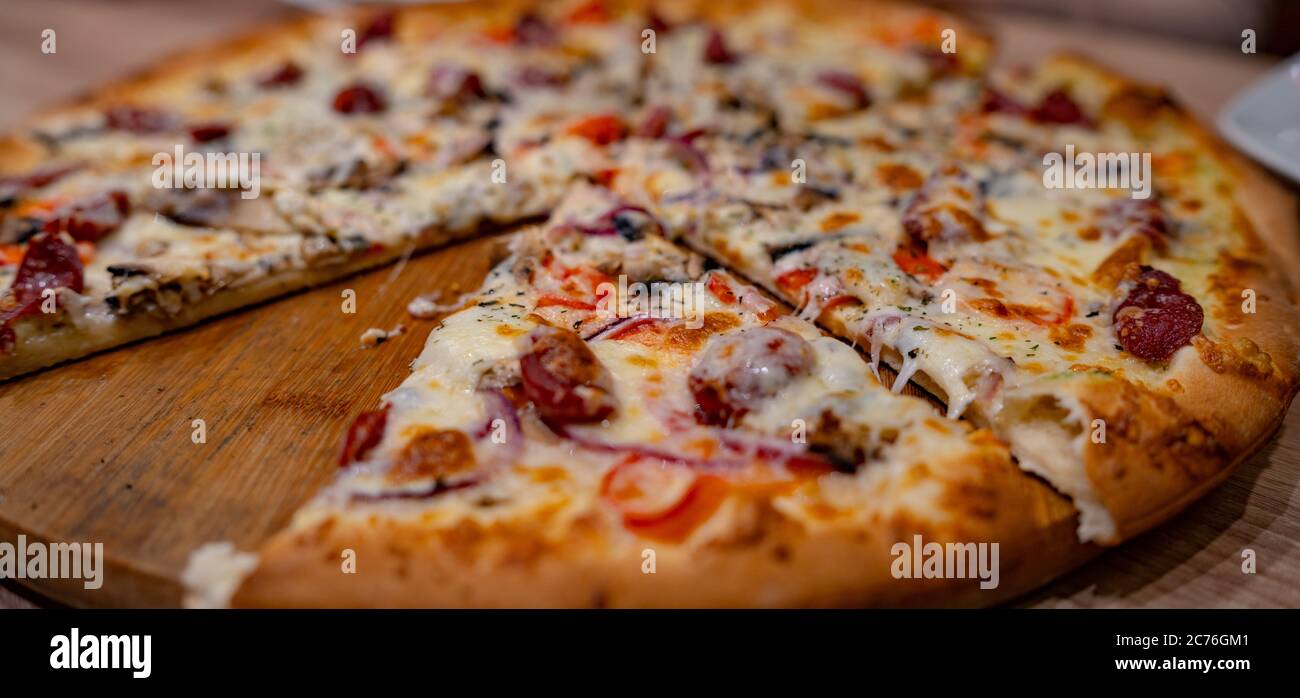 Pizza. Deliziosa pizza calda sul tavolo nel caffè Foto Stock