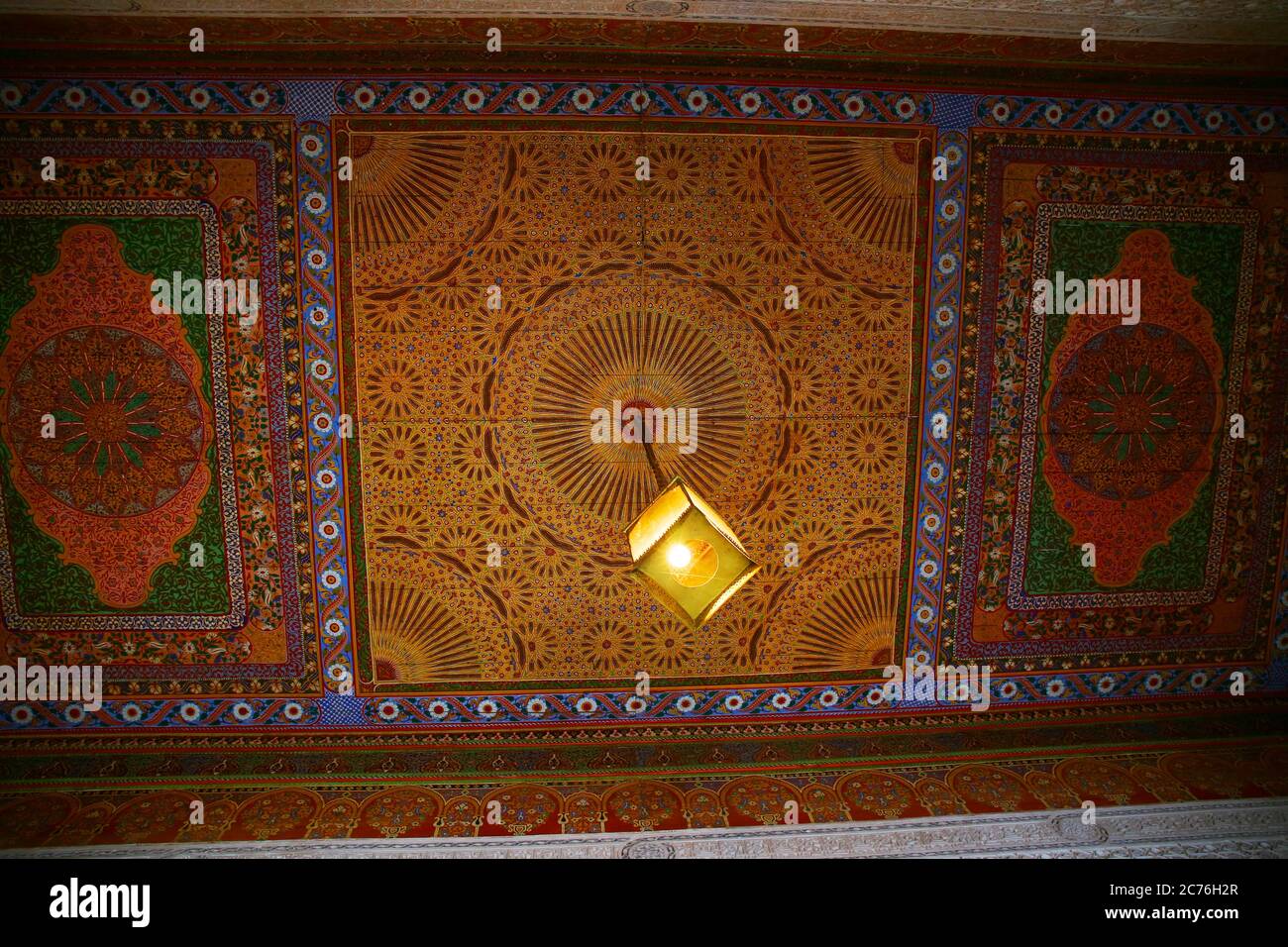Soffitto colorato a Marrakech Foto Stock