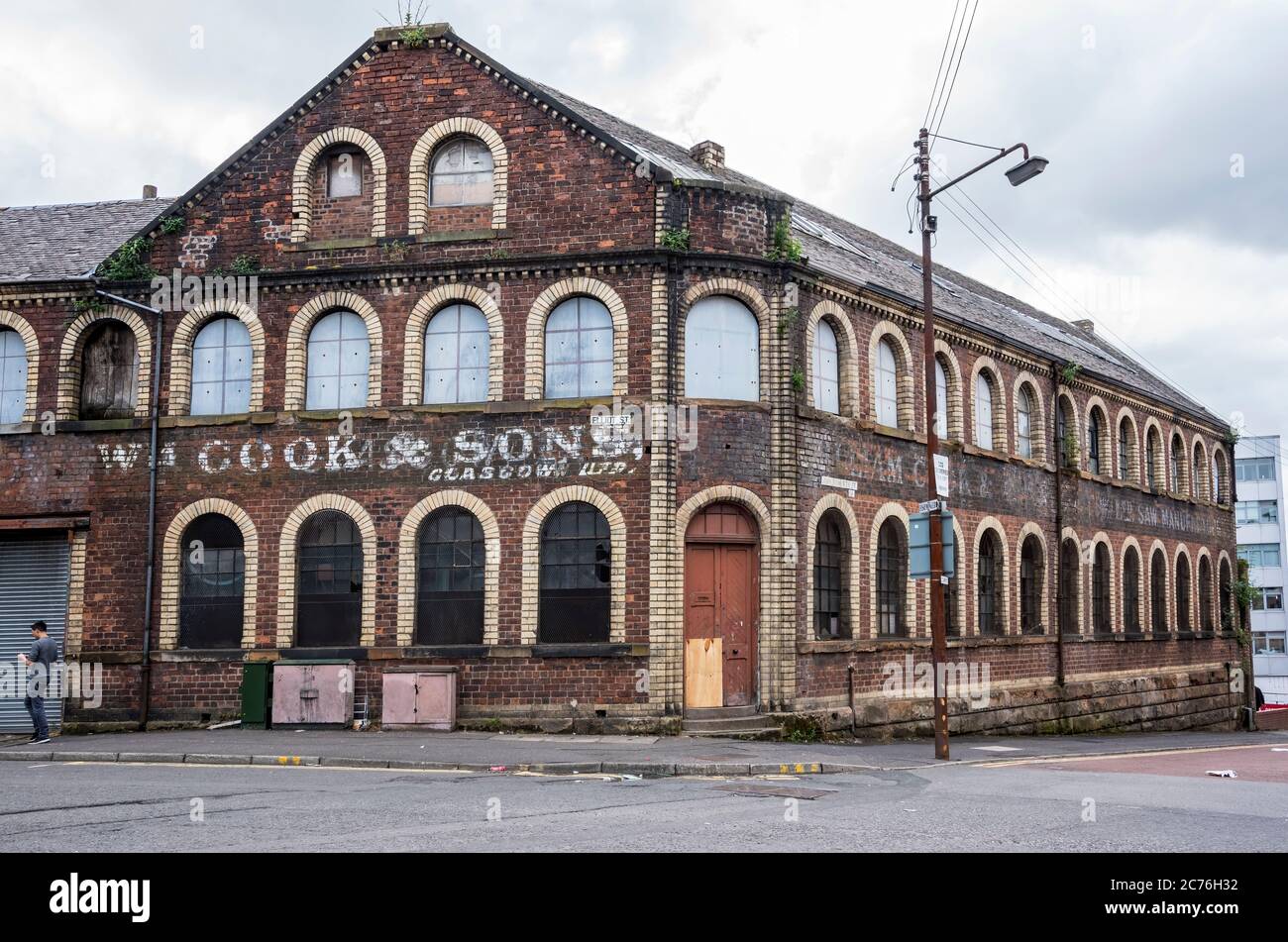 Ghost Sign on derelict locali di Wm Cook & Sons ex toolmakers nella zona di Anderston a Glasgow. Foto Stock
