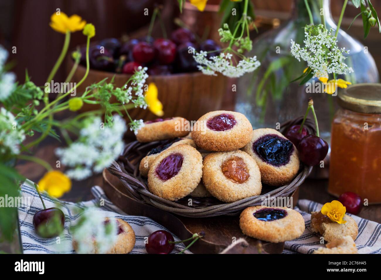 Biscotti di mandorle con marmellata su rustico sfondo di legno Foto Stock