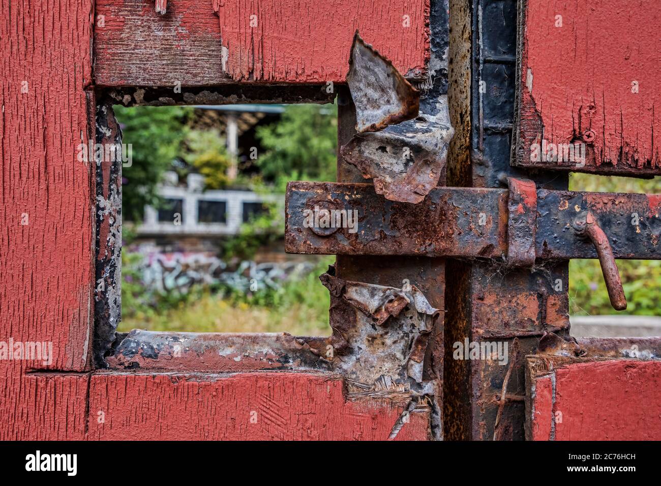 Blocco arrugginito che blocca l'edificio in cui si trova a Glasgow Foto Stock