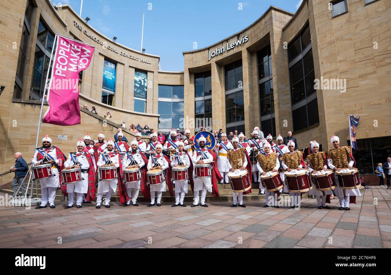 Sri Damish Sikh Pipe Band fuori dalla Glasgow Royal Concert Hall durante i Campionati Mondiali Pipe Band nel 2019. Foto Stock