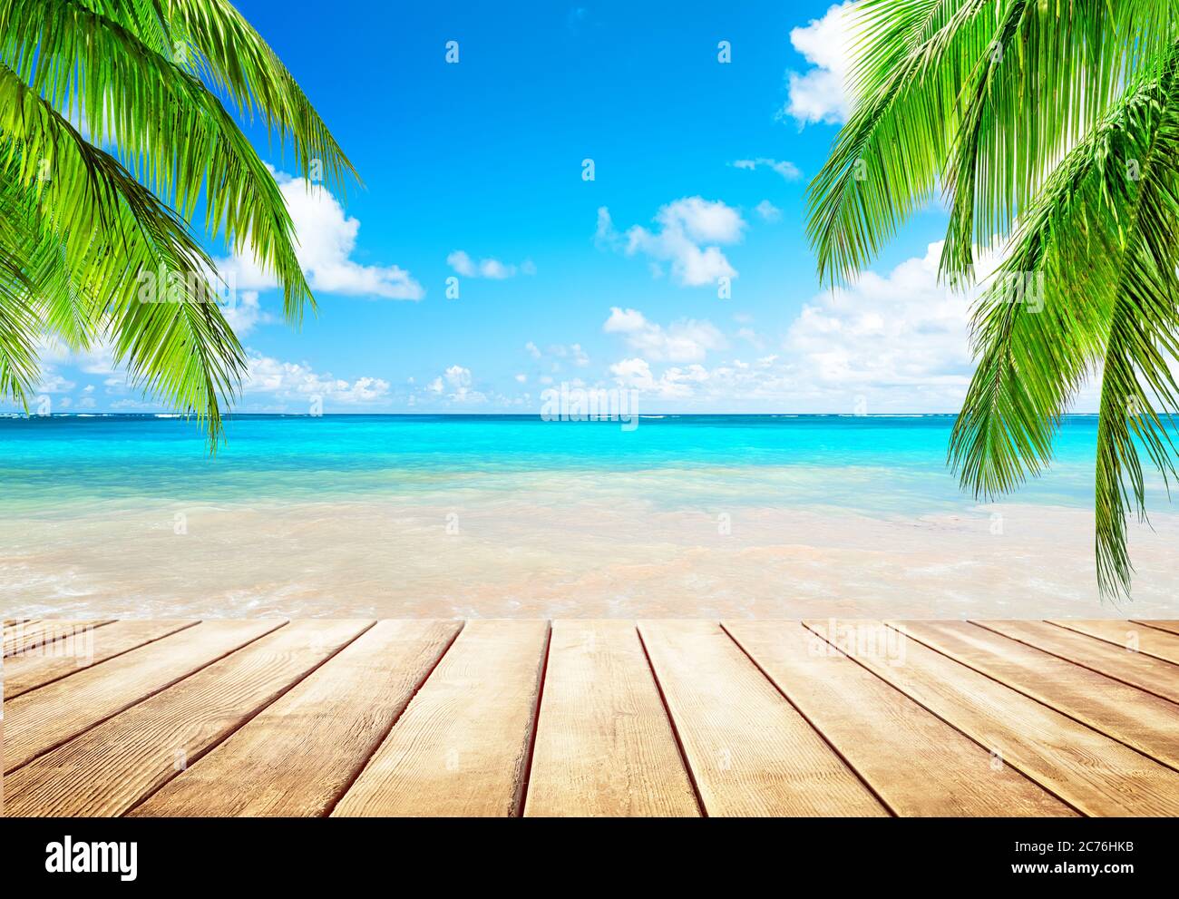 Palme da cocco contro il cielo blu e la bellissima spiaggia di Punta Cana, Repubblica Dominicana. Sfondo vacanze. Vista di un bel tropico Foto Stock