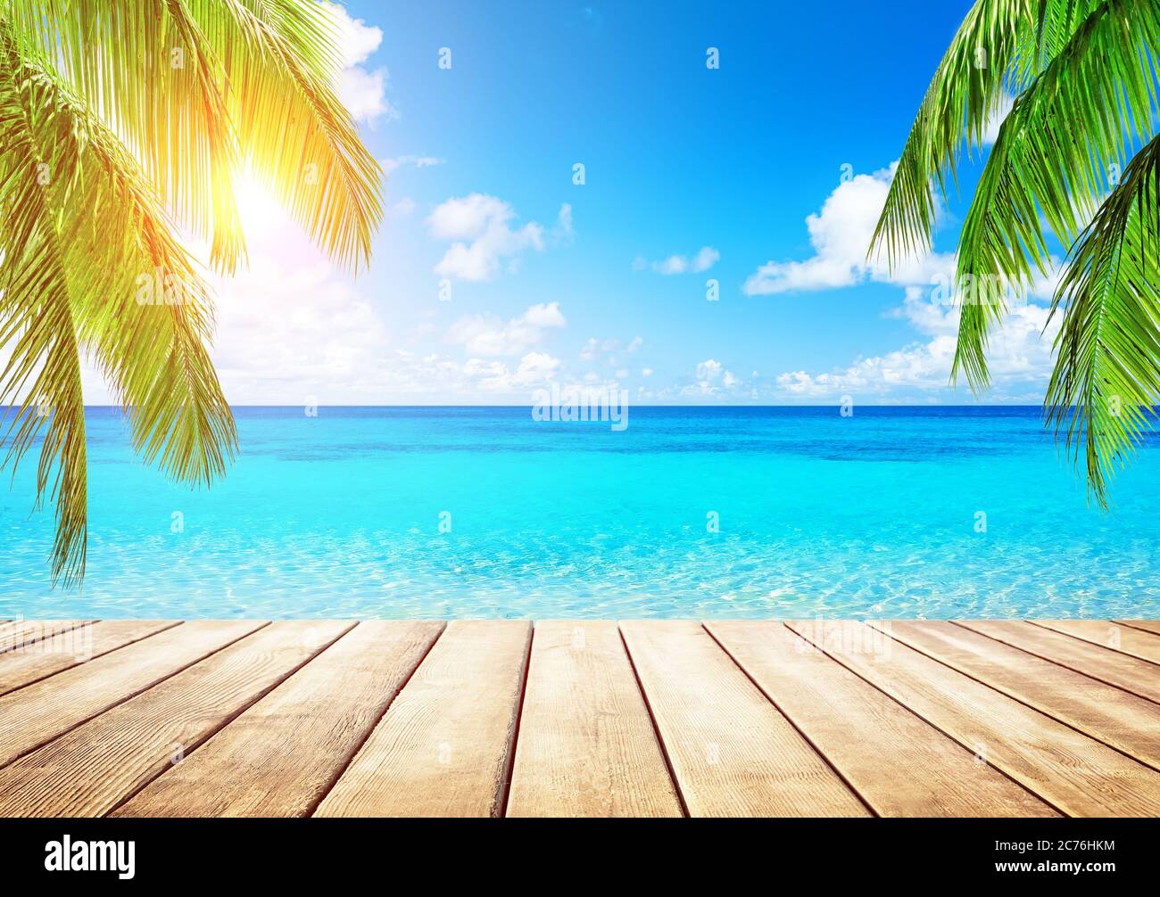 Palme da cocco contro il cielo blu e la bellissima spiaggia di Punta Cana, Repubblica Dominicana. Sfondo vacanze. Vista di un bel tropico Foto Stock