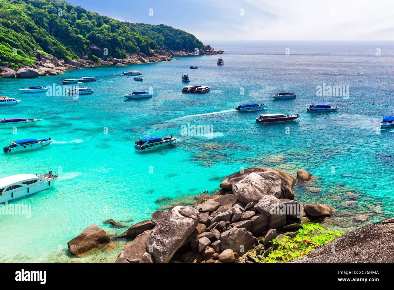 Punto di vista delle Isole Similan, bella spiaggia di sabbia bianca e acque turchesi del Mare delle Andamane, Phangnga, Thailandia. Vista di bella spiaggia tropicale Foto Stock