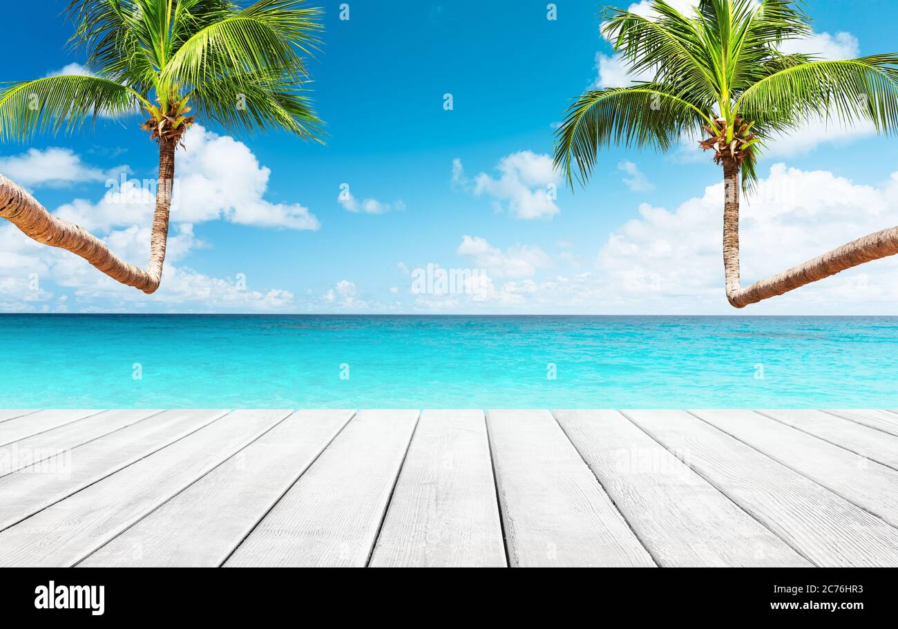Palme da cocco contro il cielo blu e la bellissima spiaggia di Punta Cana, Repubblica Dominicana. Sfondo vacanze. Vista di un bel tropico Foto Stock