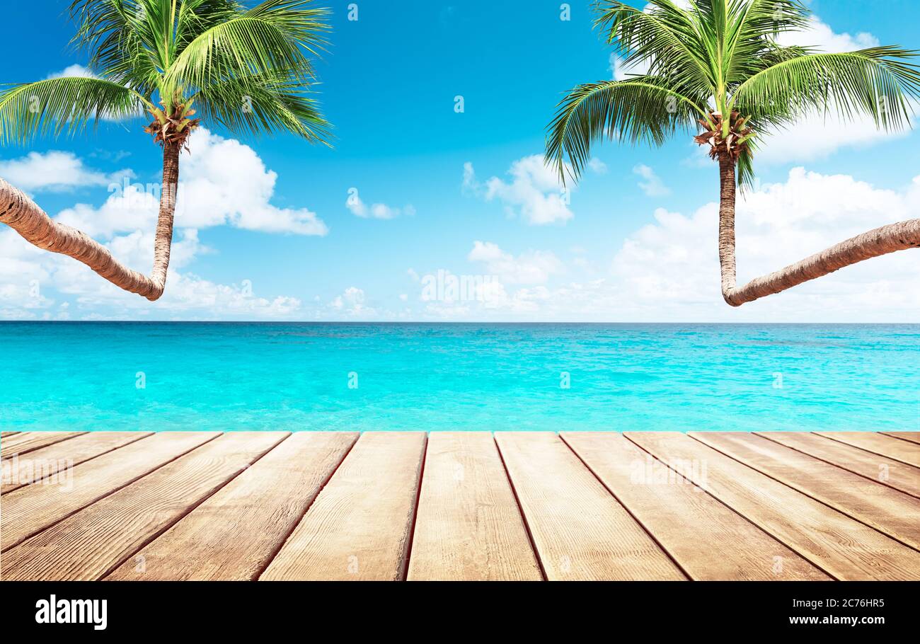 Palme da cocco contro il cielo blu e la bellissima spiaggia di Punta Cana, Repubblica Dominicana. Sfondo vacanze. Vista di un bel tropico Foto Stock