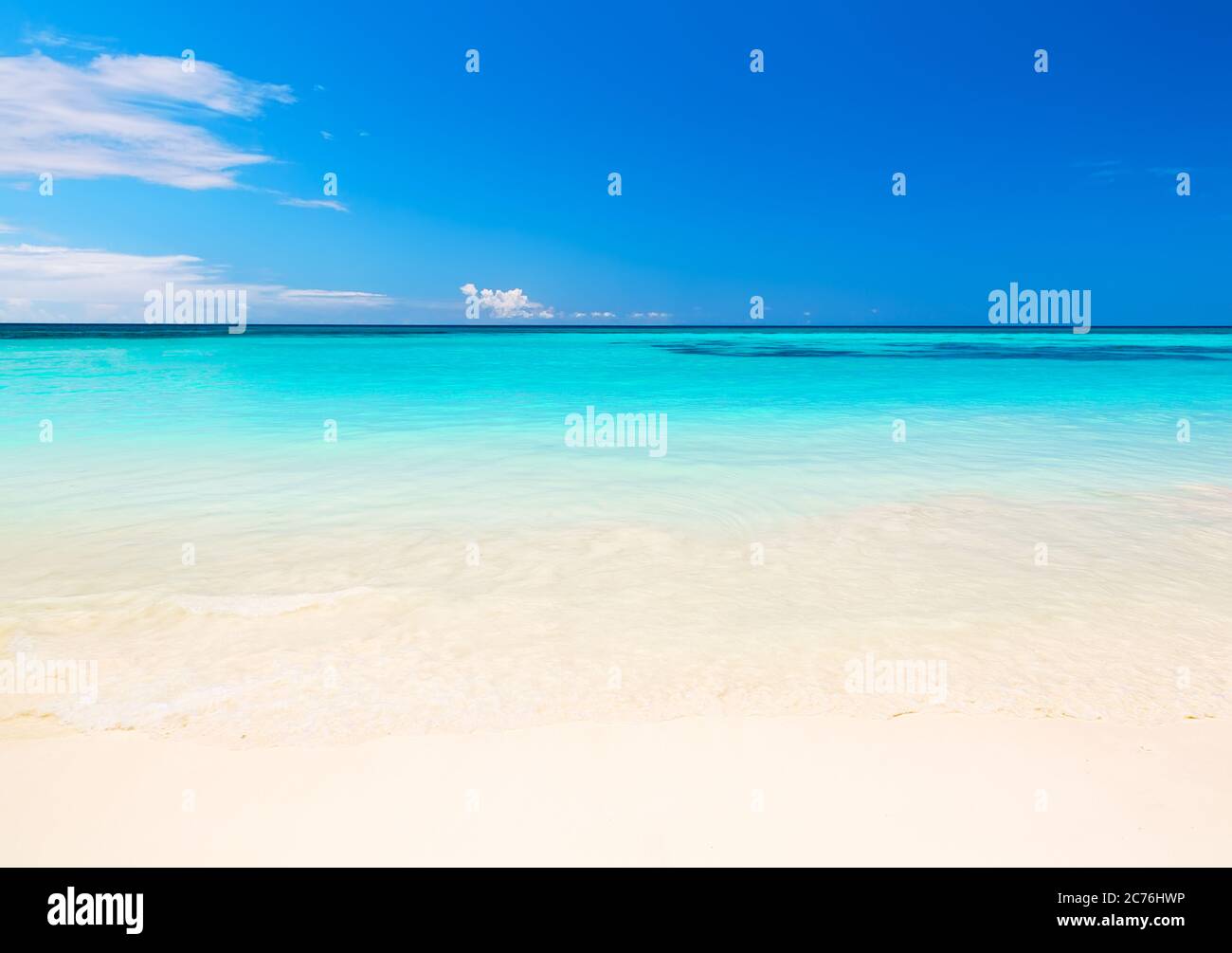 Onda di mare sulla spiaggia di sabbia nell'isola di Similan, Thailandia. Vacanza estate sfondo. Foto Stock