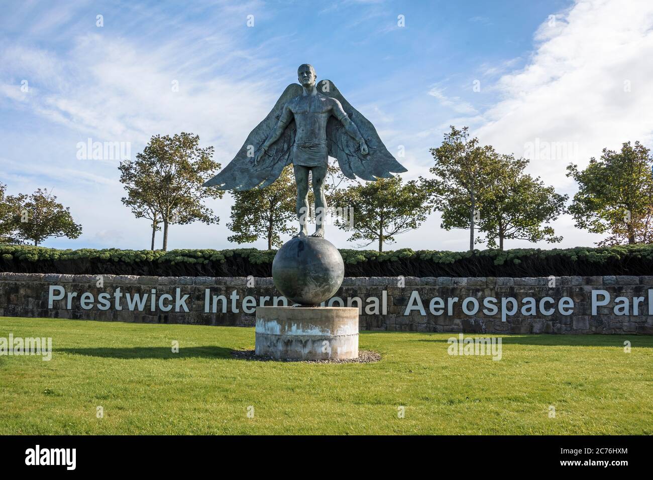 Scultura Monkton Icarus al Prestwick International Aerospace Park in avvicinamento all'aeroporto di Prestwick Ayrshire, Scozia Foto Stock