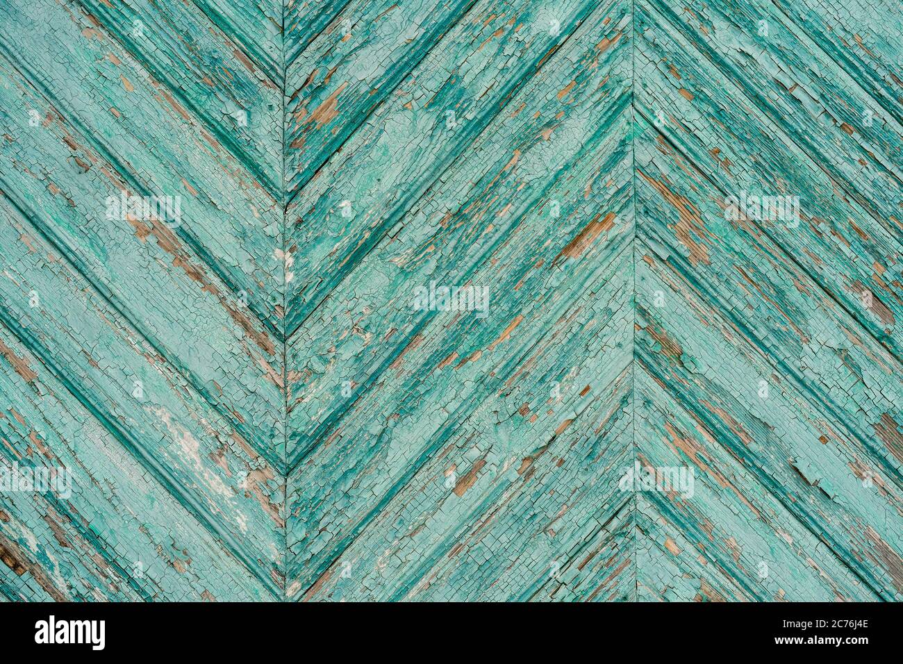 Superficie in legno con vernice sgretolante. Sfondo testurizzato di vecchia superficie di legname con briciole di vernice turchese all'esterno dell'edificio shabby Foto Stock