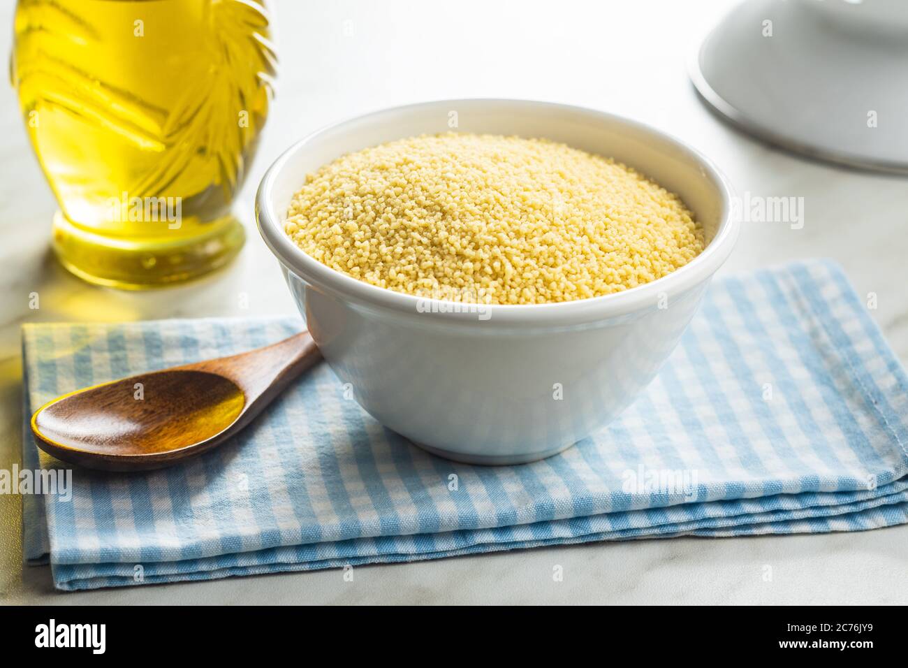 Asciugare il couscous giallo nel recipiente. Foto Stock