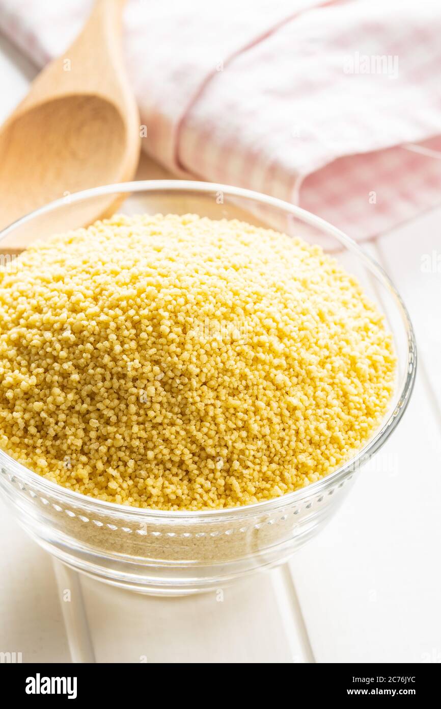 Asciugare il couscous giallo nel recipiente. Foto Stock