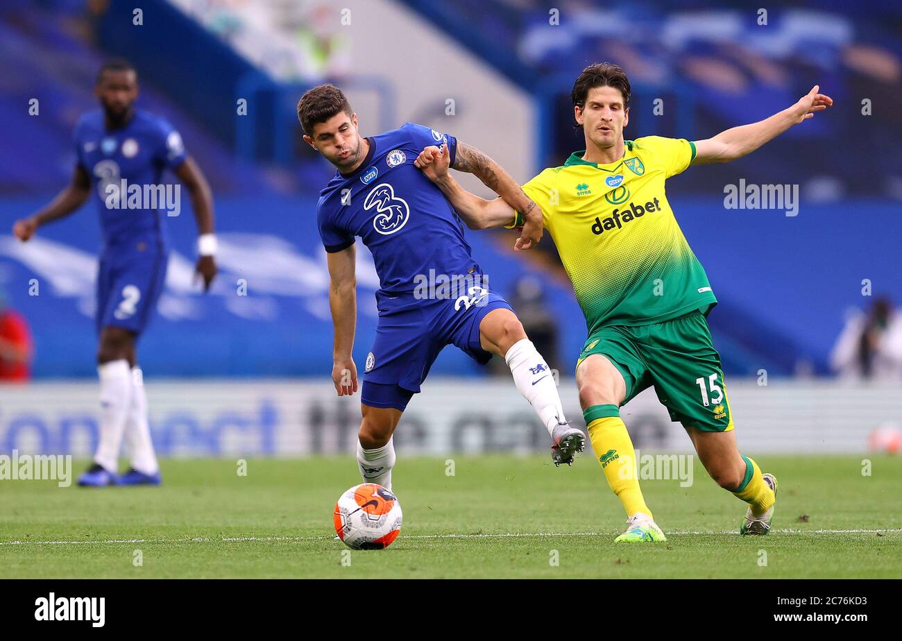 Christian Pulisic di Chelsea e Timm Klose di Norwich City (a destra) combattono per la palla durante la partita della Premier League a Stamford Bridge, Londra. Foto Stock