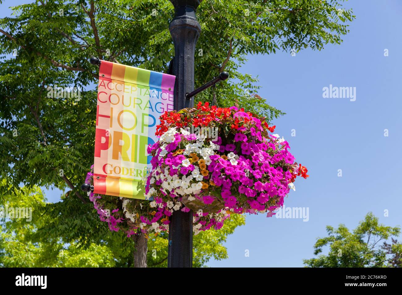 Lampada Post con una bandiera di orgoglio che celebra la settimana di orgoglio gay Goderich Ontario Canada 2020 Foto Stock