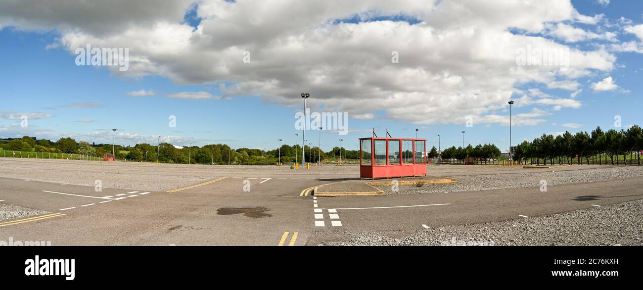 Cardiff, Galles - Luglio 2020: Parcheggio per lunghi soggiorni desertato all'aeroporto di Cardiff Wales. Se non fosse adatto al coronavirus, il parcheggio sarebbe pieno per l'estate Foto Stock