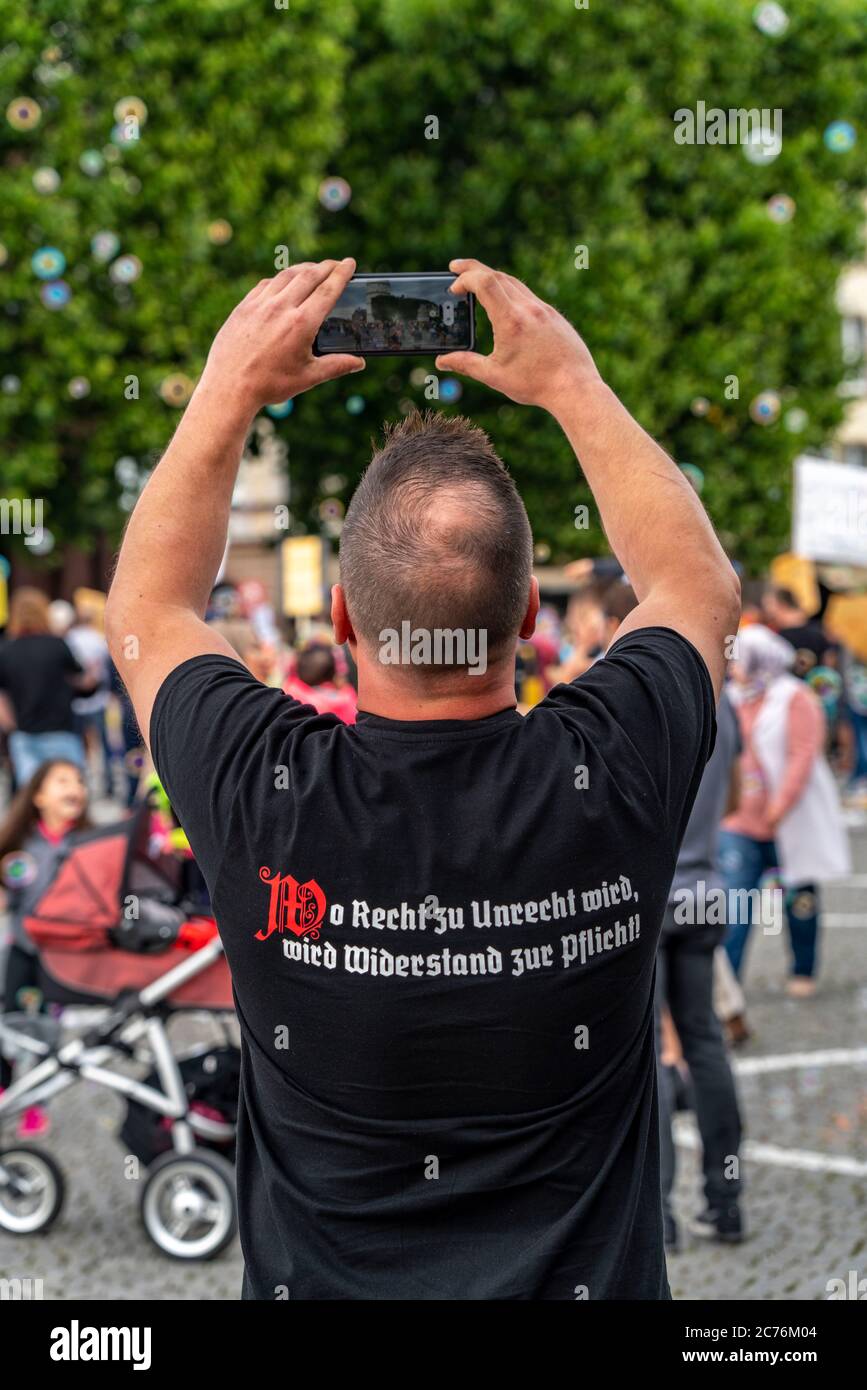 I partecipanti ad una manifestazione contro le misure Corona, il dovere mascherato, con slogan dello spettro politico destro, ecc., in Düsseldorf Germania; Foto Stock