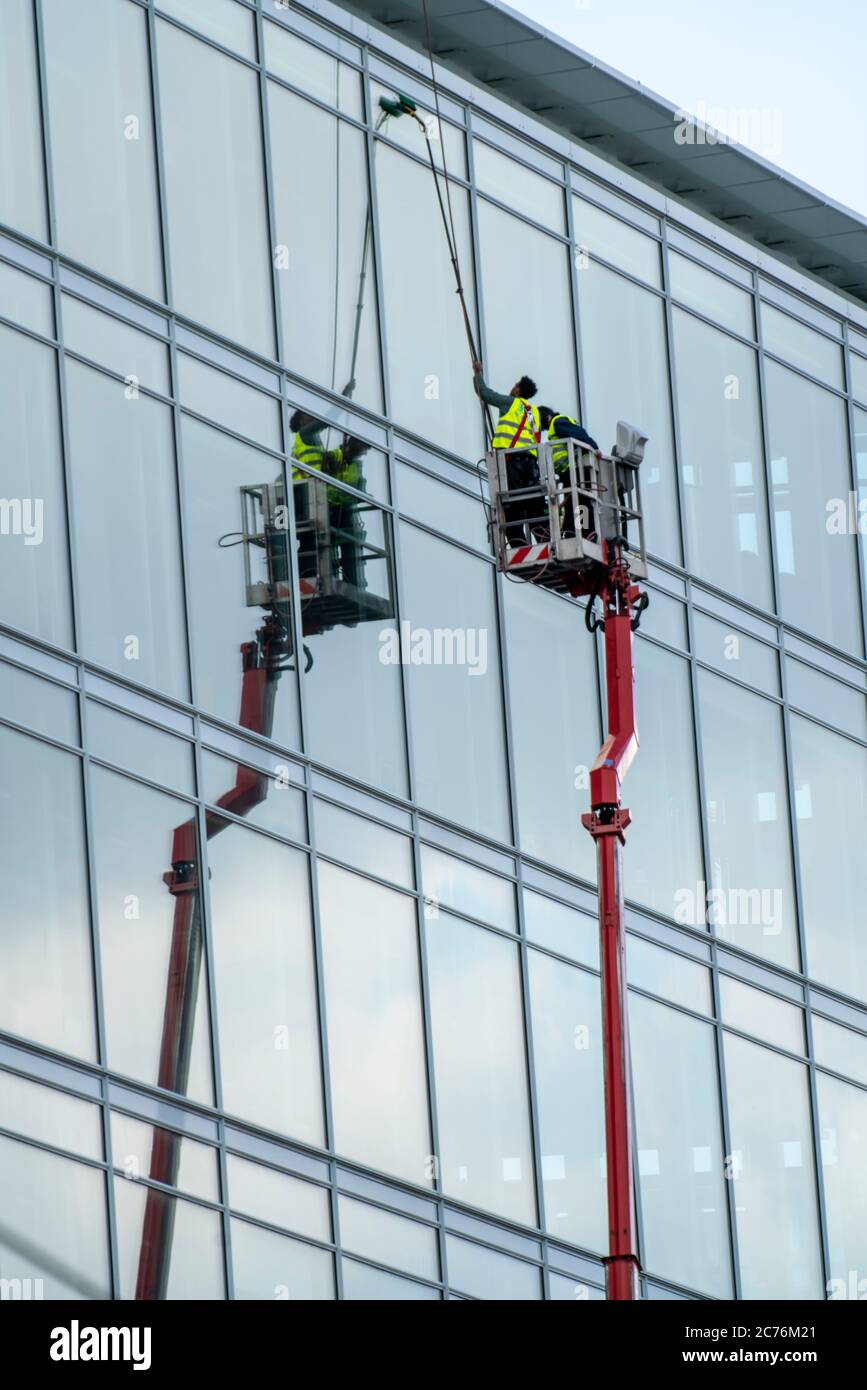 Pulizia di finestre, manutenzione di edifici, pulizia di facciate, su piattaforma elevatrice, a Düsseldorf, NRW, Germania, Foto Stock