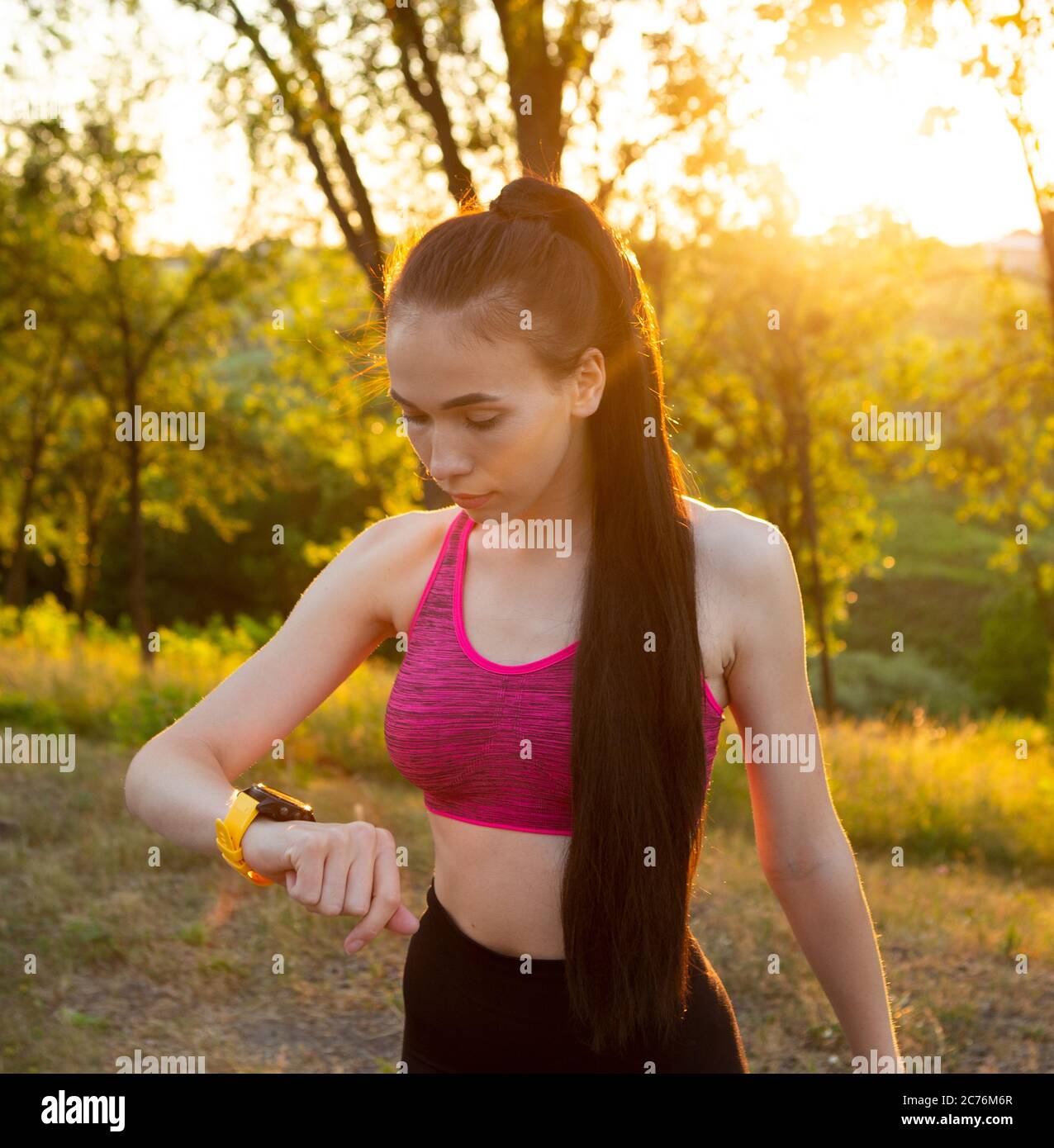 Donna controllo fitness e salute tracking dispositivo indossabile Foto Stock
