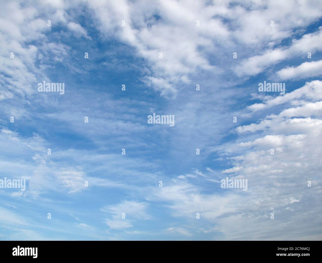 Nuvola a forma di cuore su cielo azzurro chiaro durante il giorno. Concetto di amore romantico Foto Stock