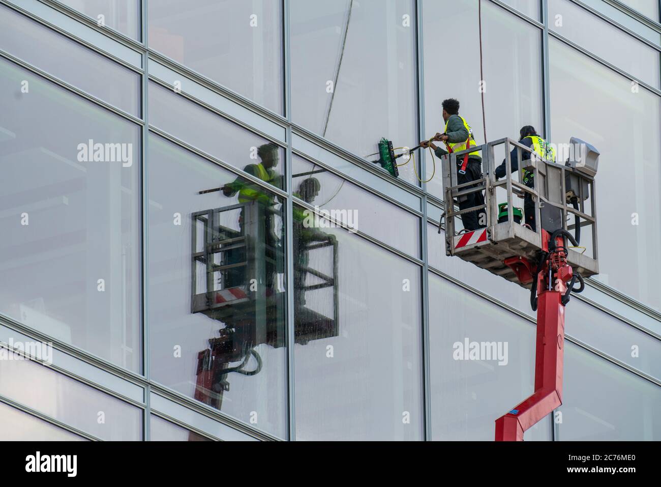 Fensterputzer, Gebäudepflege, Fassadenreinigung, auf einem Hubsteiger, in Düsseldorf, NRW, Deutschland, Foto Stock