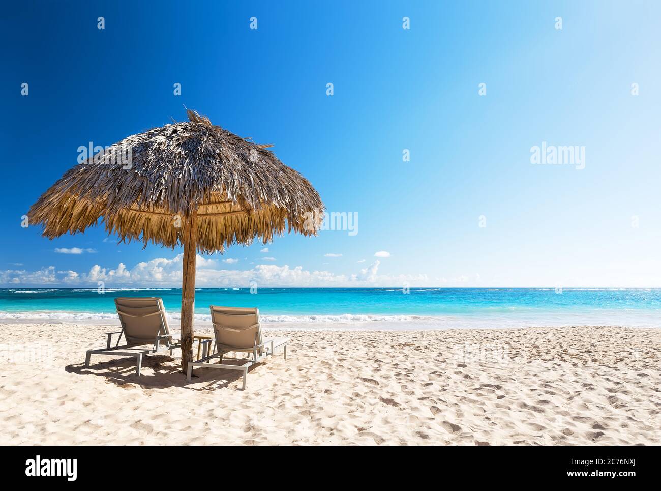 Sedie a sdraio con ombrellone e bellissima spiaggia di sabbia a Punta Cana,  Repubblica Dominicana Foto stock - Alamy