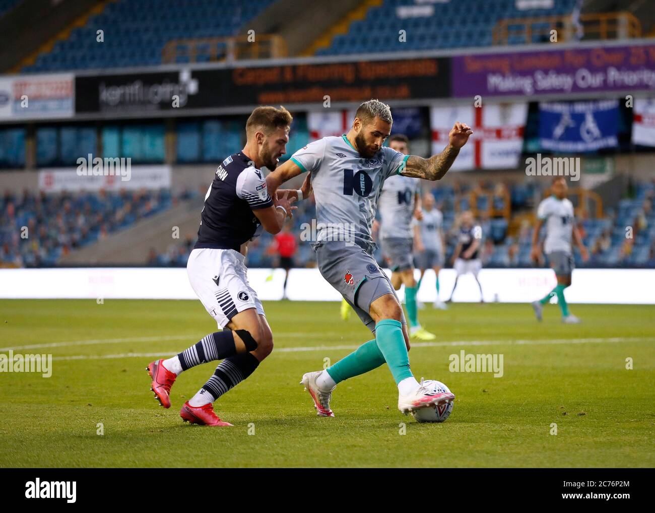 The Den, Bermondsey, Londra, Regno Unito. 14 luglio 2020. Campionato inglese di calcio, Millwall Football Club contro Blackburn Rovers; Bradley Johnson di Blackburn Rovers scudi la palla da Tom Bradshaw di Millwall Credit: Action Plus Sport/Alamy Live News Foto Stock