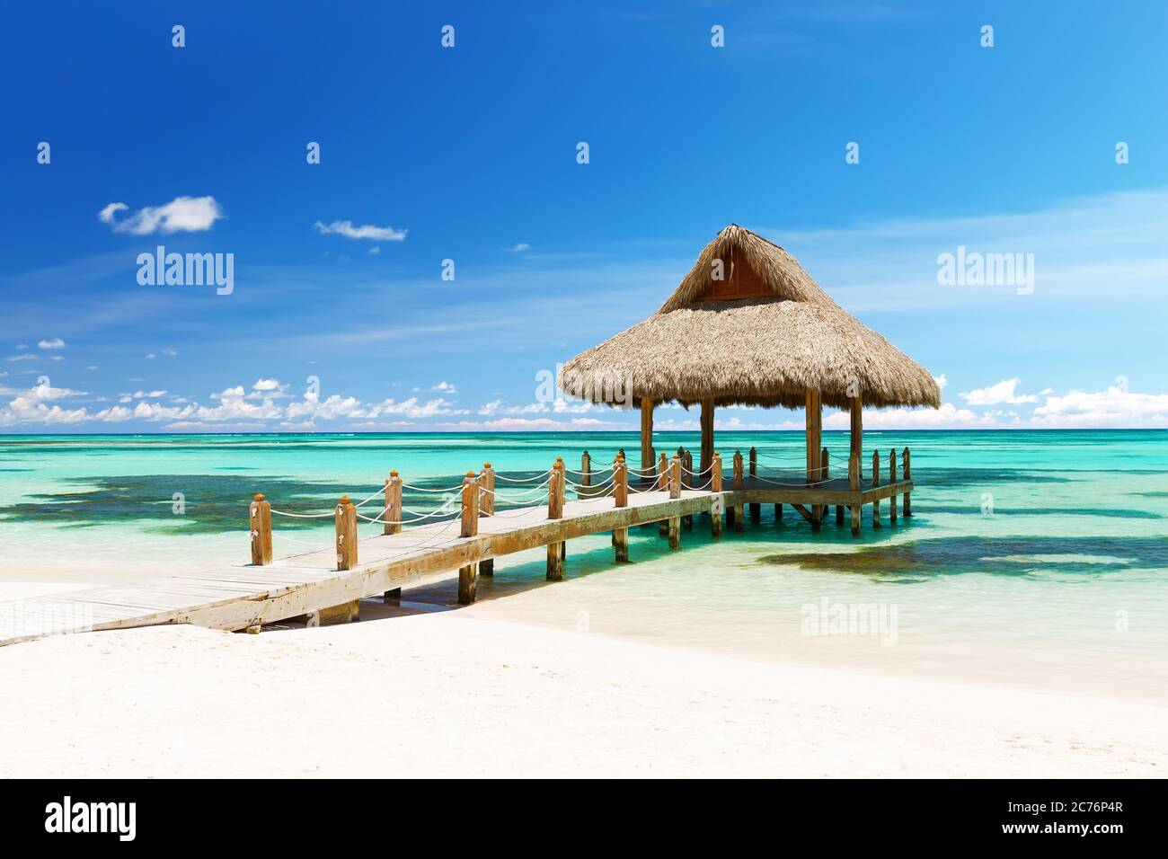 Bellissimo gazebo sulla spiaggia tropicale di sabbia bianca a Cap Cana, Repubblica Dominicana Foto Stock