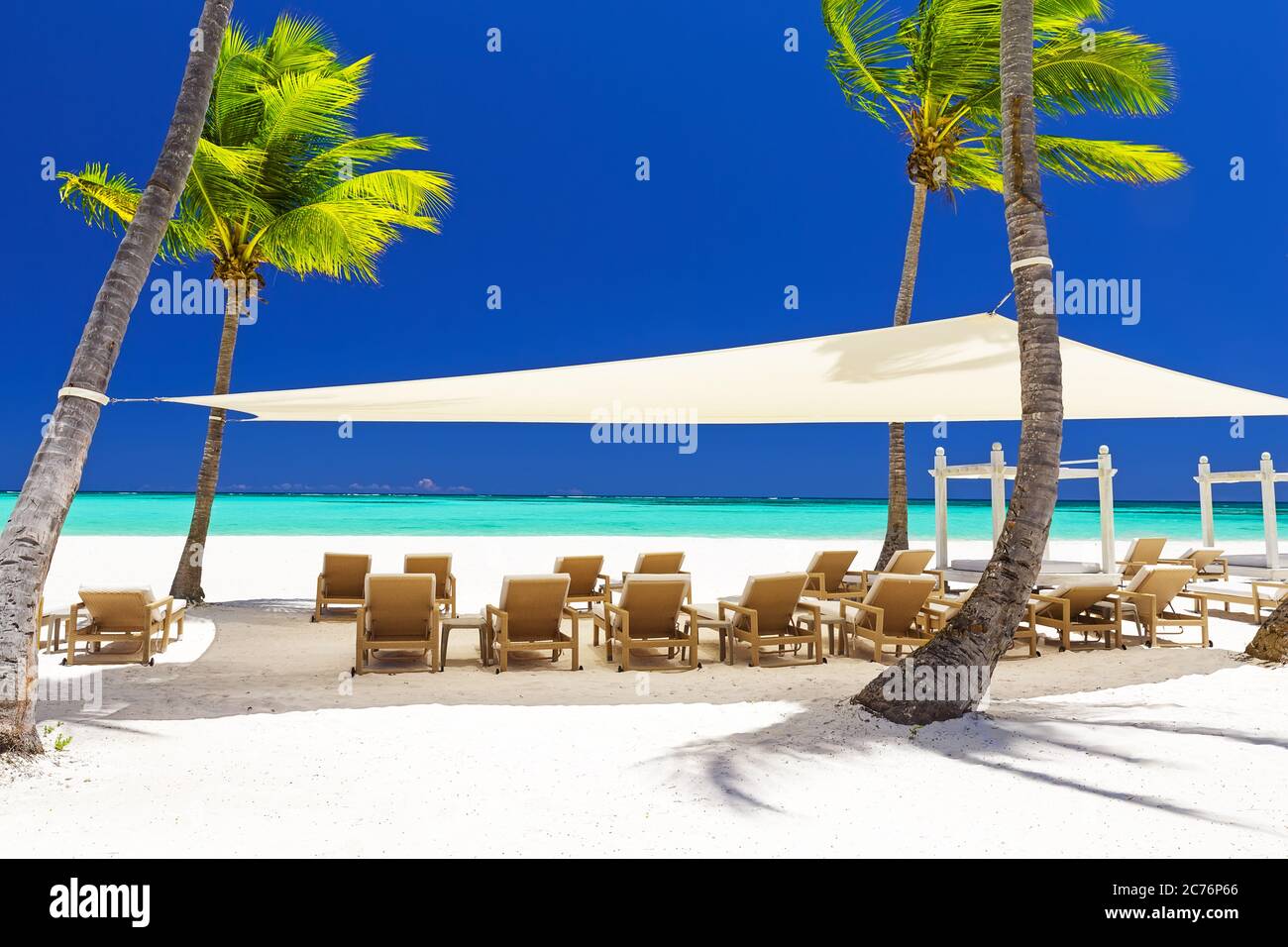 Bella spiaggia di sabbia bianca di un resort di lusso a Cap Cana, Repubblica Dominicana Foto Stock