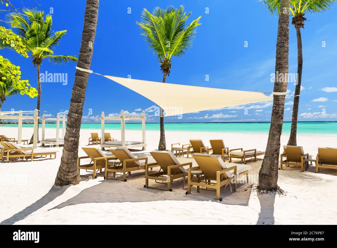 Bella spiaggia di sabbia bianca di un resort di lusso a Cap Cana, Repubblica Dominicana Foto Stock
