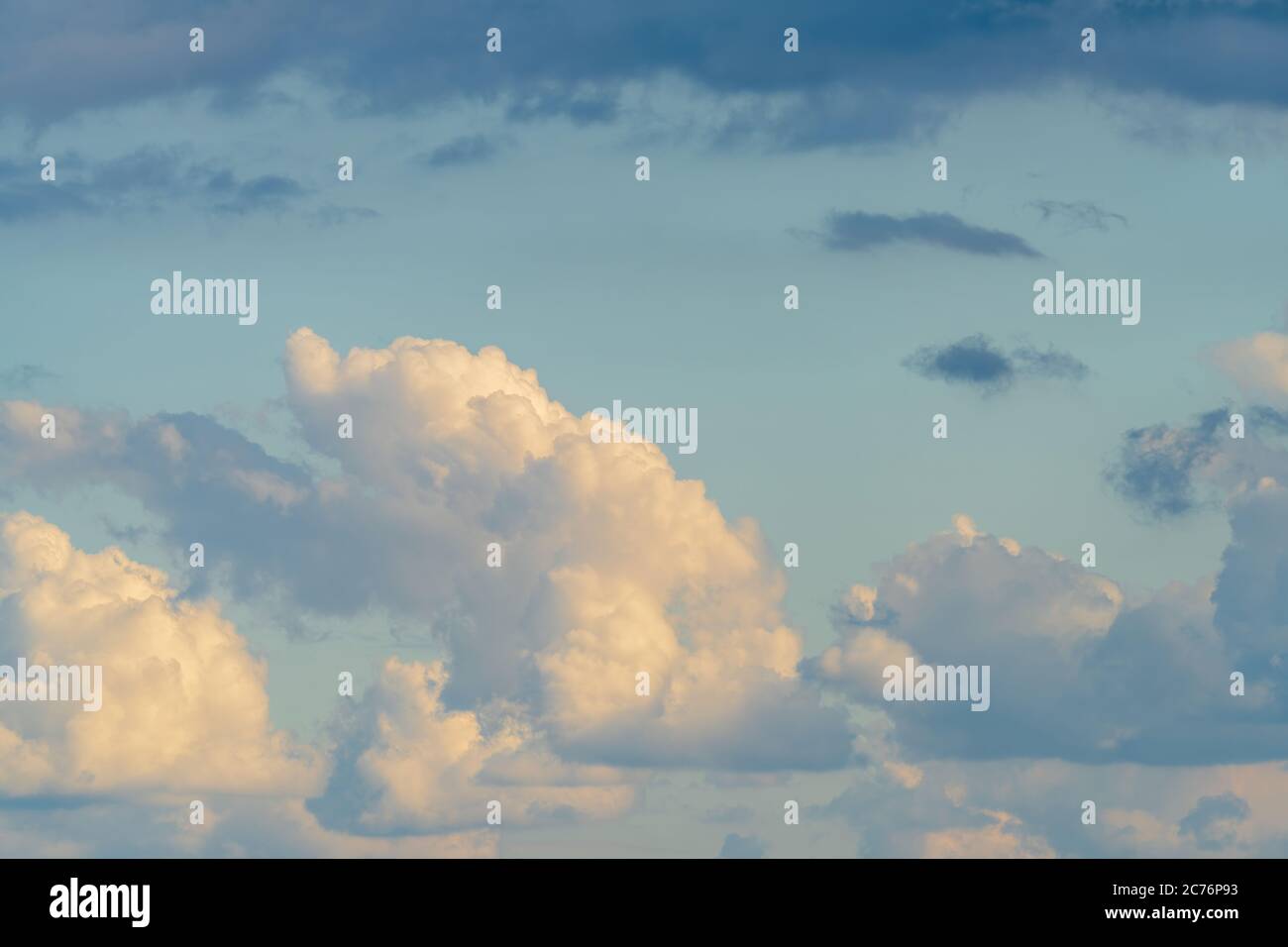 Bizzarre nuvole si riuniscono prima della tempesta Foto Stock