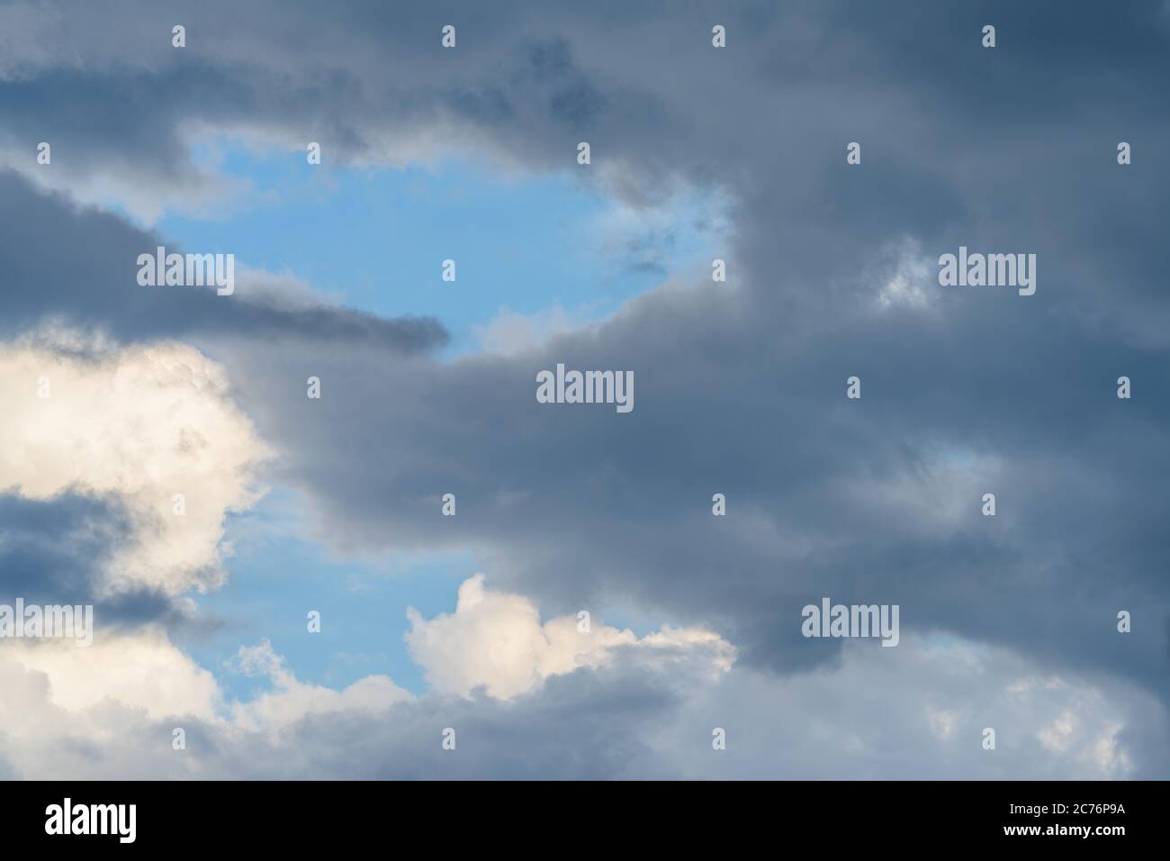 Bizzarre nuvole si riuniscono prima della tempesta Foto Stock