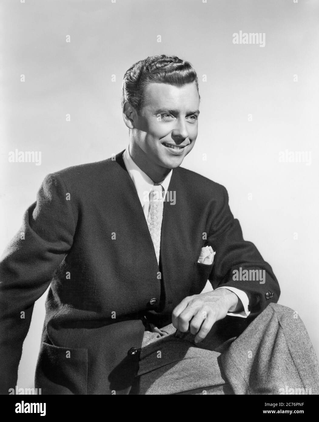 Marc Platt, Ritratto pubblicitario di mezza lunghezza per il film, 'Down to Earth', Ned Scott per Columbia Pictures, 1947 Foto Stock