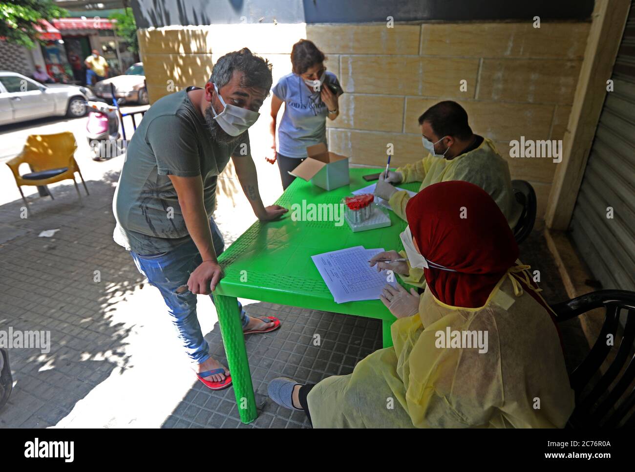 Beirut, Libano. 14 luglio 2020. Si registra il test della reazione a catena della polimerasi (PCR) per COVID-19 a Beirut, Libano, 14 luglio 2020. Il numero di infezioni COVID-19 in Libano è aumentato il martedì di 32 casi a 2,451, mentre il numero di decessi è salito di uno a 37, l'Agenzia nazionale delle notizie ha riferito. Credit: Bilal Jawich/Xinhua/Alamy Live News Foto Stock