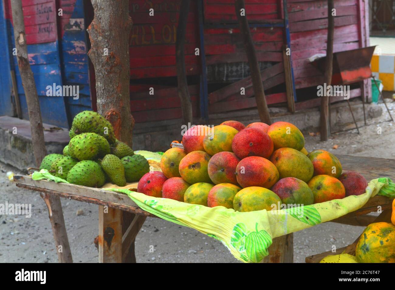 Mercato della frutta di strada in Senegal Foto Stock