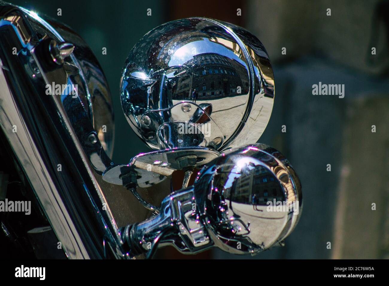 Budapest Ungheria 14 luglio 2020 Vista di una motocicletta Harley Davidson parcheggiata nelle strade di Budapest la capitale e la città più popolosa dell'Ungheria Foto Stock