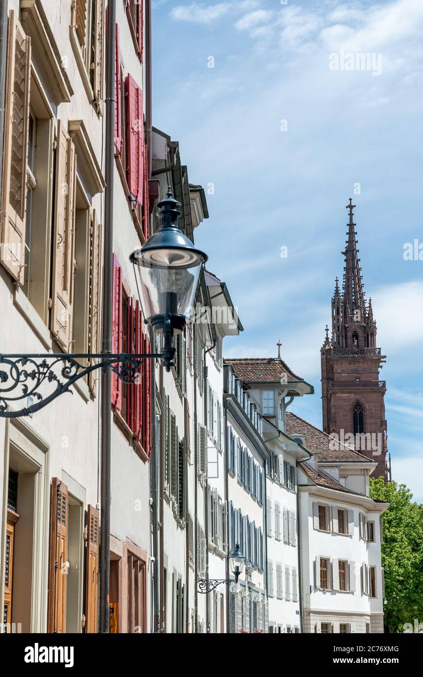 Basilea, BL / Svizzera - 8 luglio 2020: Vista del centro storico di Basilea con la cattedrale sullo sfondo Foto Stock