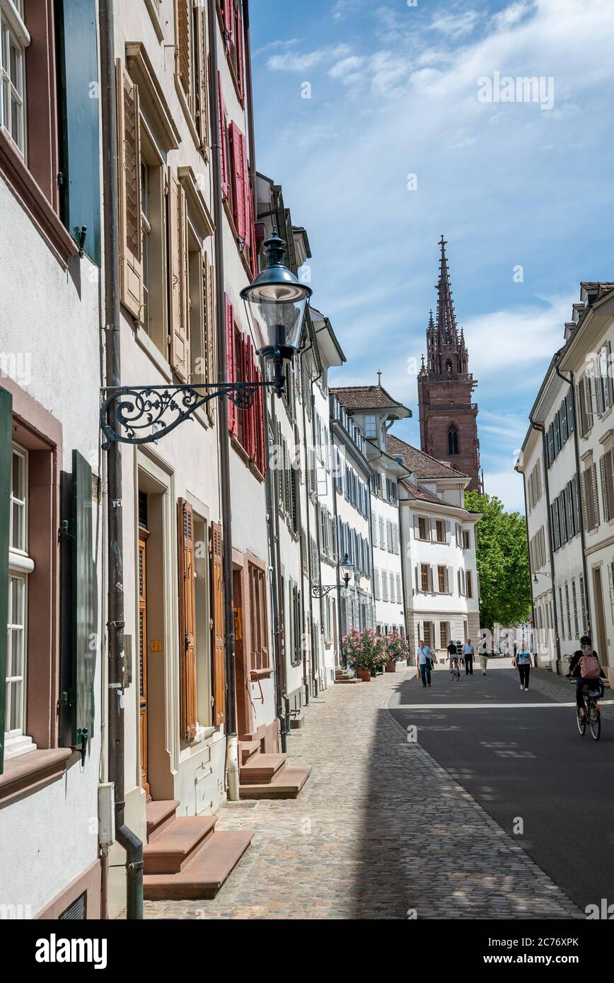 Basilea, BL / Svizzera - 8 luglio 2020: Vista del centro storico di Basilea con la cattedrale sullo sfondo Foto Stock