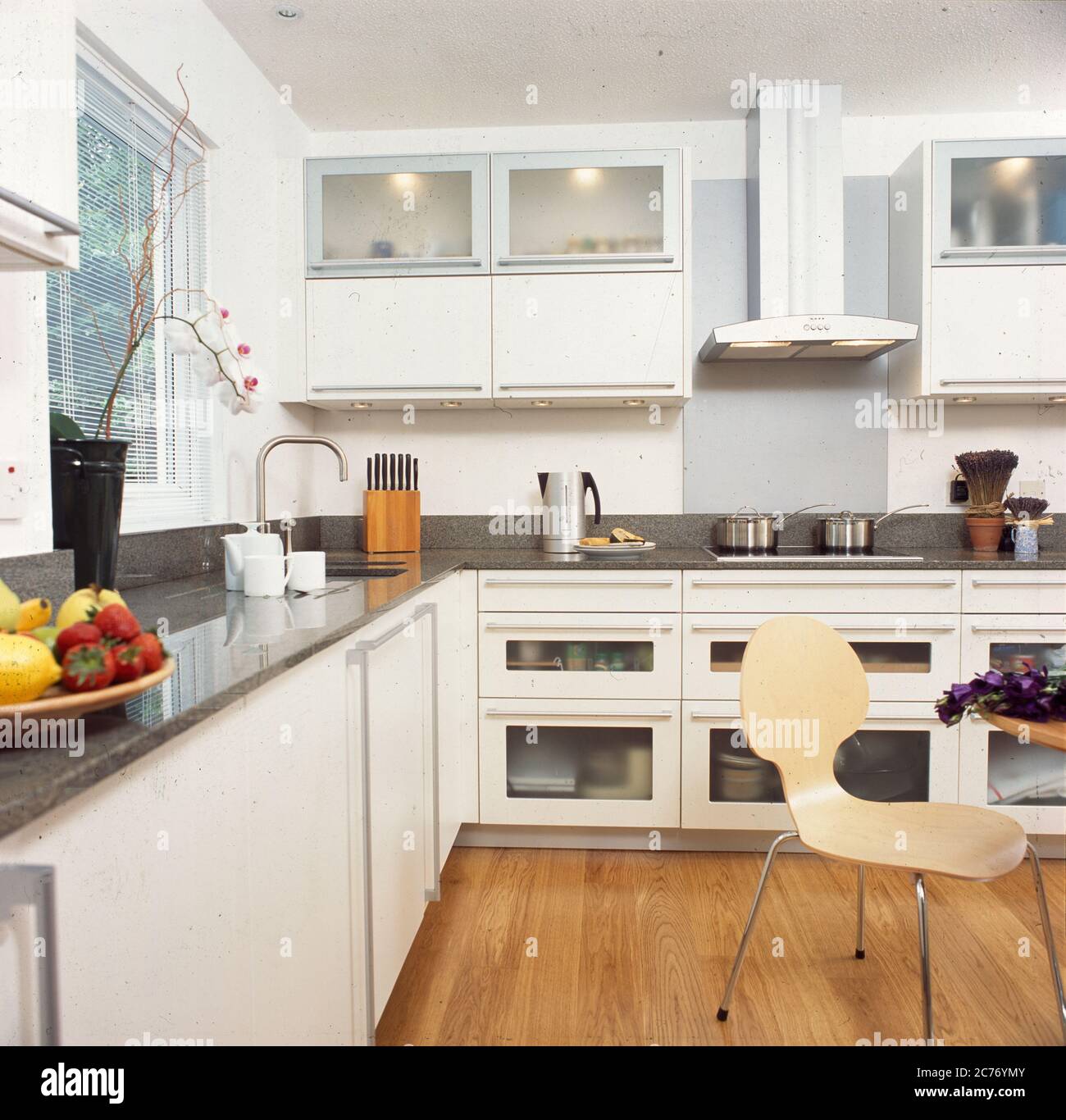 Cucina moderna bianca con piano di lavoro grigio Foto Stock