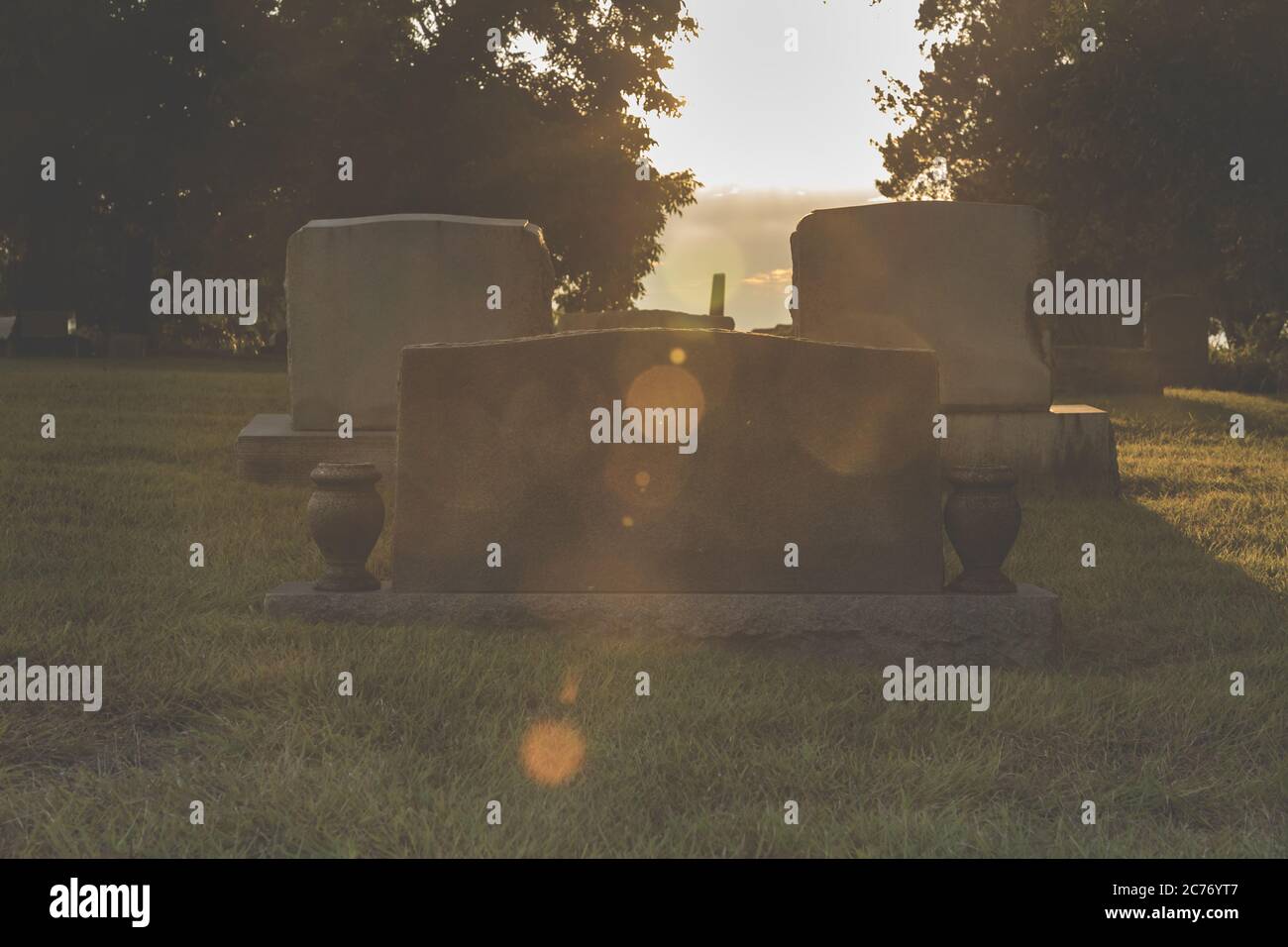 Vecchie lapidi su un vecchio cimitero, perdite di luce e spazio di copia Foto Stock