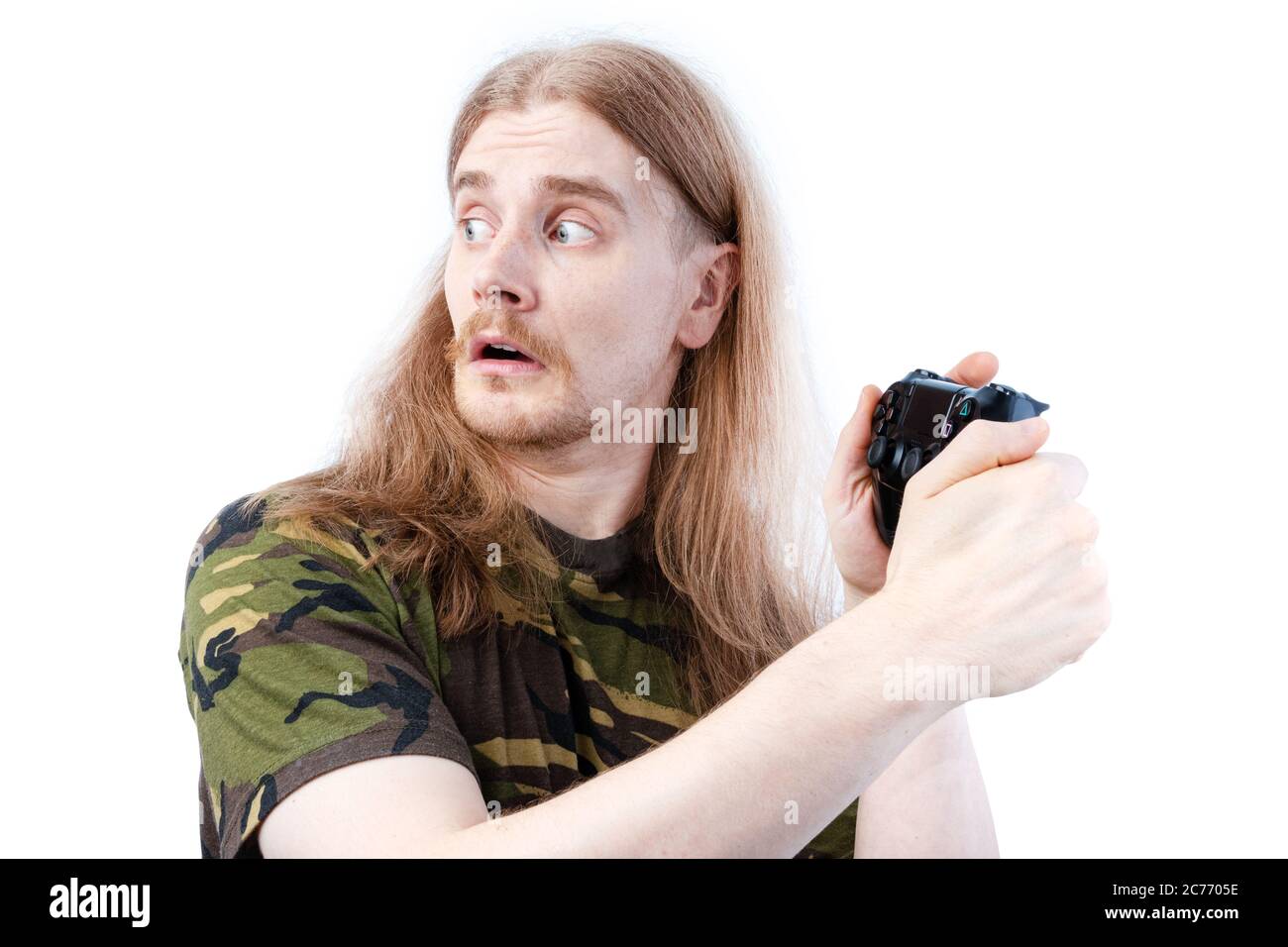 Il controller di videogiochi di Holding dei giocatori dai capelli lunghi teme Foto Stock