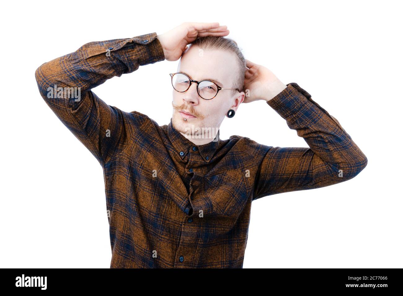 Hipster uomo affettare i capelli posteriori Foto Stock