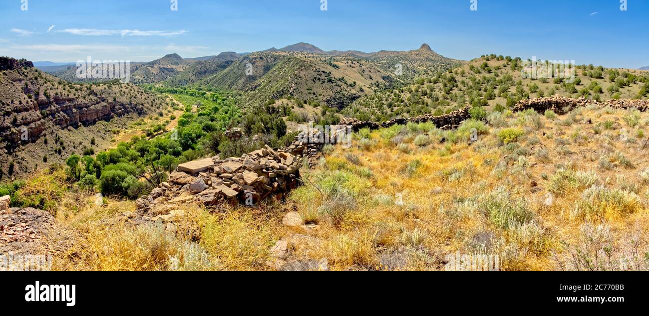 Paesaggio dell'area naturalistica del fiume Upper Verde da un'antica rovina della fortezza vicino a Paulden, Arizona, USA Foto Stock
