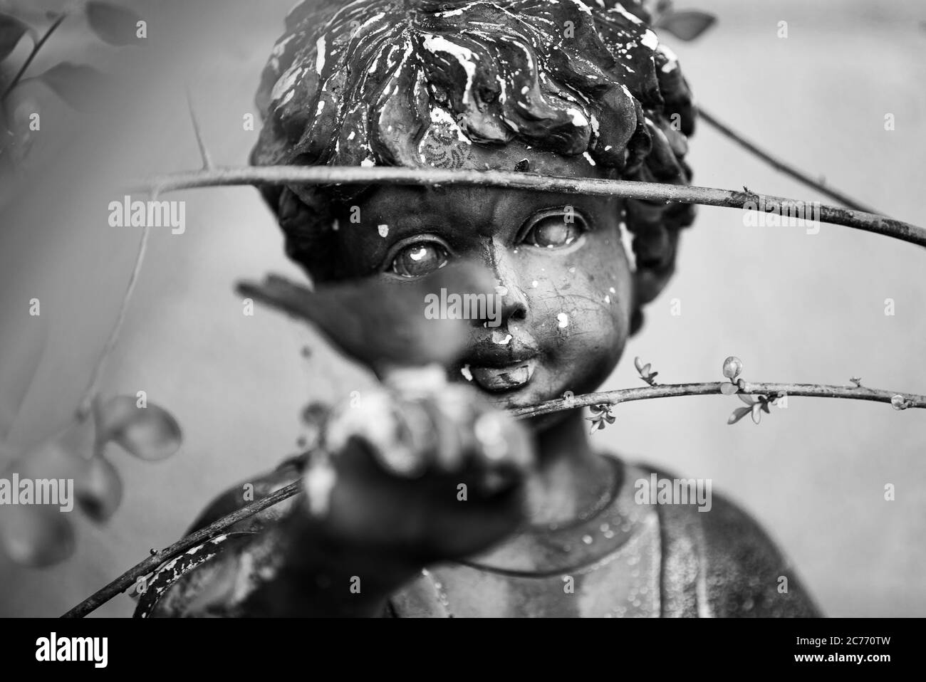 Giardino Cherub statua con un uccello sulla sua mano Foto Stock