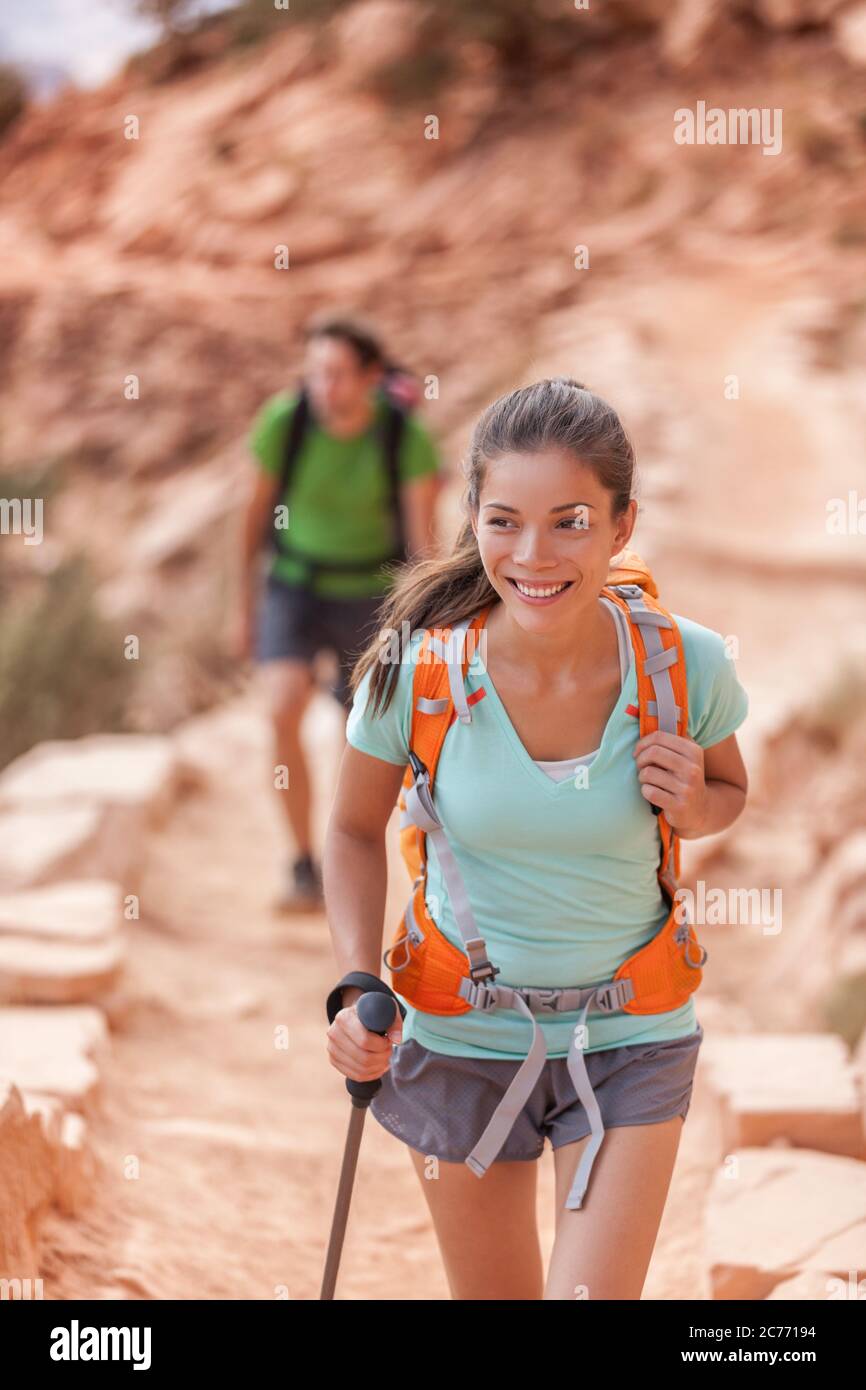 Persone escursionistiche del Grand Canyon. Coppia escursionista che si gode escursione sul South Kaibab Trail, bordo sud del Grand Canyon, Arizona, Stati Uniti. Giovani escursionisti multirazziali Foto Stock