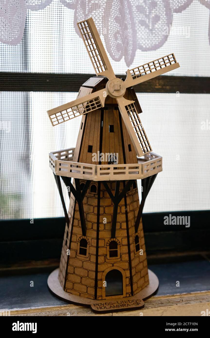 Mulino a vento olandese miniatura immagini e fotografie stock ad alta  risoluzione - Alamy