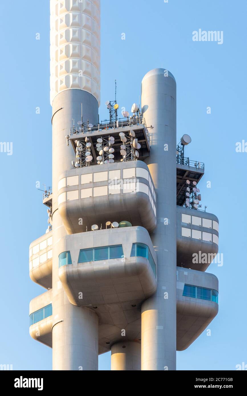 PRAGA, REPUBBLICA CECA - 17 AGOSTO 2018: Torre della Televisione Zizkov a Praga, Repubblica Ceca. Vista dettagliata della parte centrale. Foto Stock