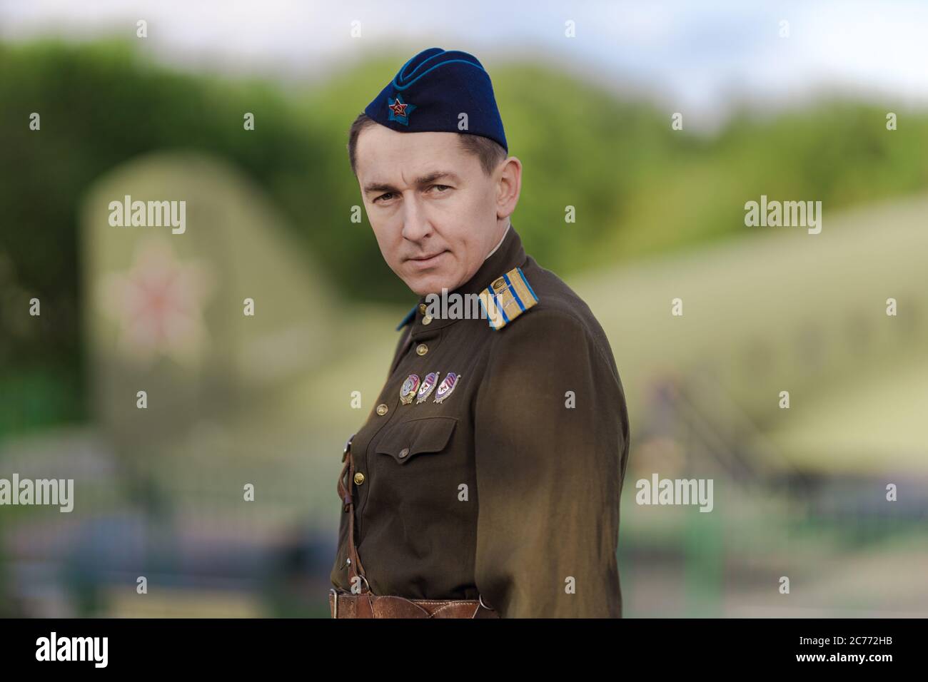 Un giovane pilota adulto maschio nell'uniforme dei piloti dell'esercito sovietico del periodo della seconda guerra mondiale. Uniforme militare con spalline di un maggiore e. Foto Stock