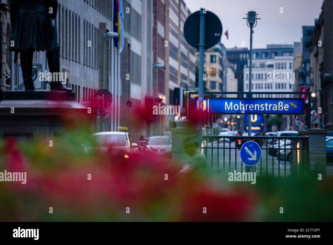 14 luglio 2020, Berlino, Berlino, Germania: I fiori si possono vedere di fronte all'entrata della stazione della metropolitana 'Mohrenstrasse'. Dagli anni '90 a Berlino si discute di una nuova denominazione della 'Mohrenstrasse' e della stazione della metropolitana omonima, nel contesto di un dibattito più ampio sui nomi delle strade che possono essere storicamente accusati. 'mohr' è un termine di discriminazione di lingua tedesca obsoleta per le persone di colore. Nel luglio 2020, la compagnia di trasporti pubblici di Berlino BVG ha deciso di rinominare la stazione della metropolitana "ohrenstraÃŸe". Anche il nuovo nome originale ''GlinkastraÃŸe'' è stato eliminato Foto Stock